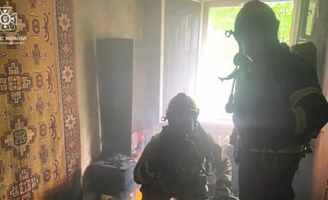 У Жовтих Водах з палаючої квартири врятували двох пенсіонерів