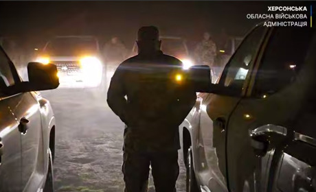 Громади Херсонщини передали підрозділам морської піхоті, які боронять область 38 автівок