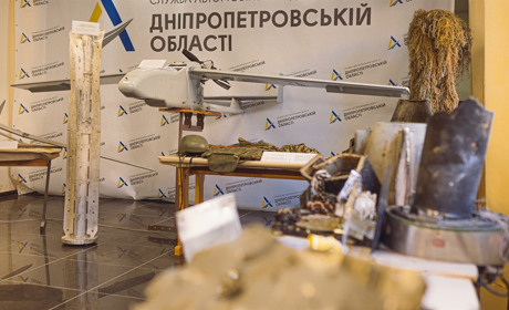 «Уламки росії»: на Дніпропетровщині відкрили виставку військової зброї