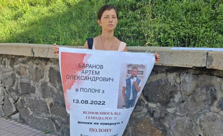 Жителька Нової Каховки в одиночному пікеті під Кабміном