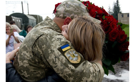 Кабмін дозволив військовослужбовцям одружуватися без їх присутності