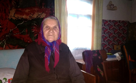 Самотня бабуся розповіла про своє життя: як з подругою вкрали годинник у німця і працювала в шахті