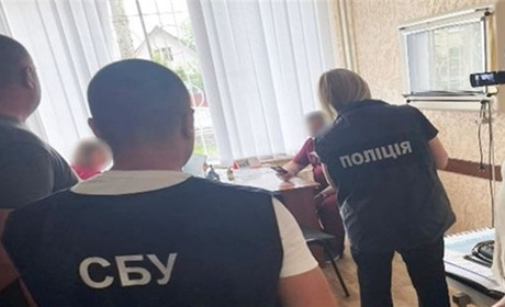 На хабарі за сприяння у наданні групи інвалідності затримали лікаря з Хмельниччині