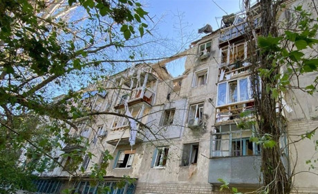 Загарбники скинули два КАБи на Херсон – у багатоповерхівці зруйновані верхні поверхи