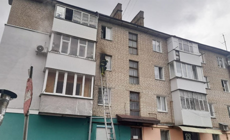 У Глухові внаслідок пожежі в центрі міста загинула жінка. Що говорять очевидці (ВІДЕО)