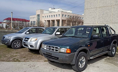 Пікапи, навантажувачі, буси: Нетішинська громада продовжує підтримувати наших захисників