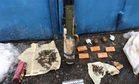 У Нещеретовому на Сватівщині у чоловіка знайшли гранатомет, тротилові шашки, гранати і 100 набоїв