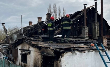 На Хмельниччині під час пожежі вогнеборці врятували трьох людей