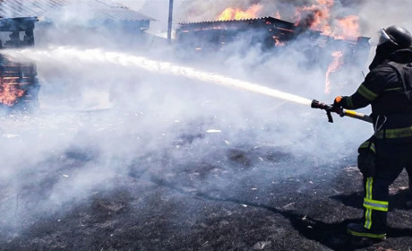 На правобережжі Херсонщини через обстріли горіли автомобіль, сінник і поле з пшеницею