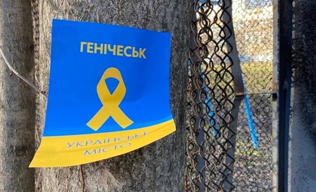 Активісти «Жовтої стрічки» поширили патріотичні листівки по Генічеську