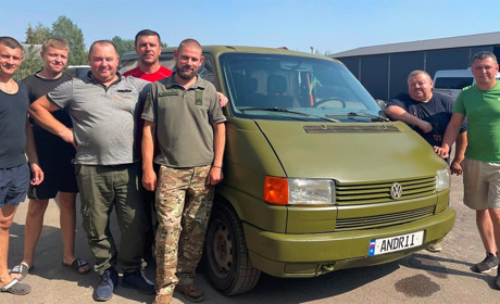 Володимирчанину-морпіху подарували мікроавтобус, повен гостинців. Гуртом ворога бити легше!