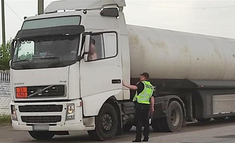Поліція закликає водіїв вантажівок призупинити рух дорогами загального користування у спеку