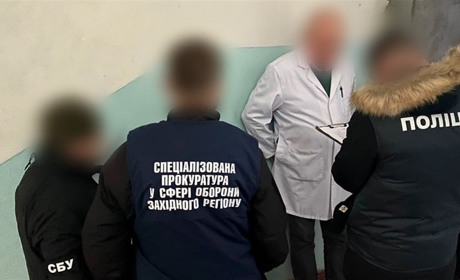 Лікар-психіатр вимагав у хворого 25-річного військовослужбовця 5 000 доларів США
