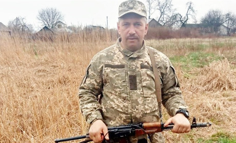 Головний сержант Олексій Крот служить поблизу Городні, а в рідкі хвилини перепочинку пише вірші
