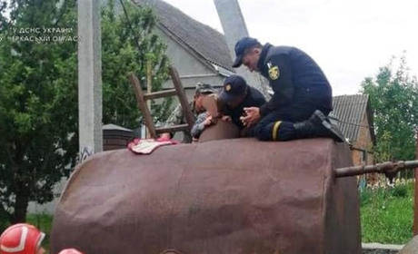 На Уманщині рятувальники витягли дівчинку з металевої бочки