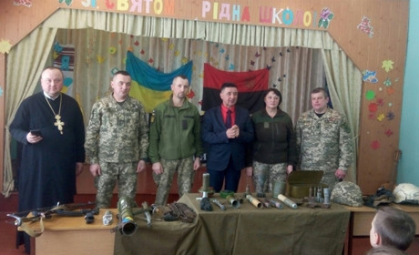 Капелан і військовий з Володимирця зустрічались зі школярами Дубровиччини