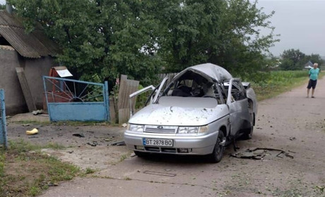 На Херсонщині російські терористи поцілили у житлові квартали та автівки, критичну інфраструктуру