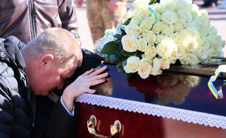 Скорбота і біль: південноукраїнці прощалися із загиблим воїном Максимом Зубарем