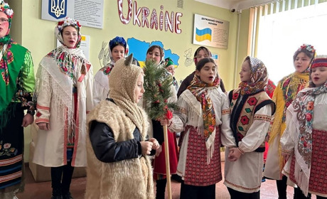 Заспівали коляду на ЗСУ: працівники культури з Сарненської громади придбали захисникам тепловізори