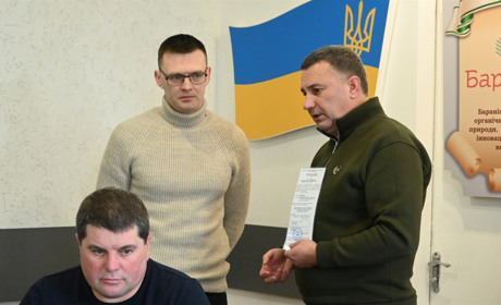 Лікарю-хірургу з Баранівки вручили ордер на службову квартиру