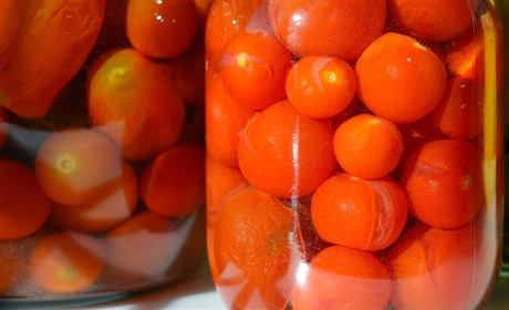 Готуємо сьогодні: смачнезі квашені помідори з цибулею