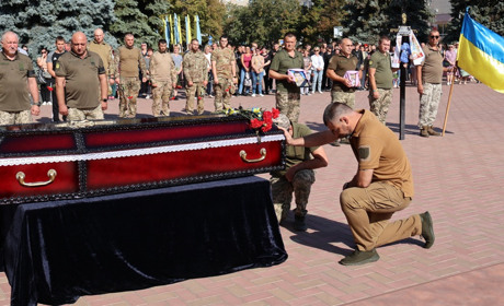 Майже три місяці на фронті: южноукраїнці попрощалися з 35-річним воїном Володимиром Стовбуром