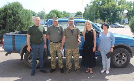В Іванівці передали захисникам на фронт автомобіль