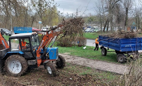 В одному із мікрорайонів Сміли у день довкілля прибрали сквер