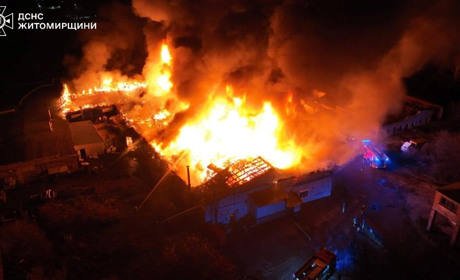 45 рятувальників гасили полум’я на Житомирщині в складській будівлі площею 1200 м²: фоторепортаж