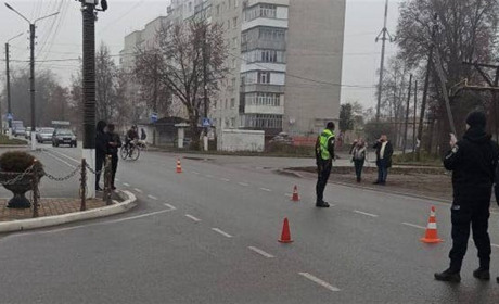 У Шостці по вул. Воронізькій машина збила жінку
