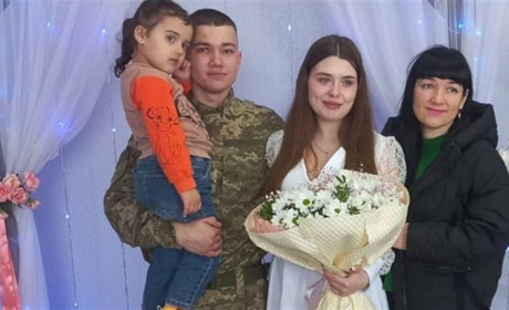 Кохання попри війну. У прикордонному Глухові одружилися військовий із батальйону ТРО і його наречена