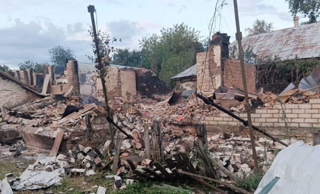 У День Незалежності росіяни вщент знищили будинок фельдшера у селі Ходине. Родина потребує допомоги