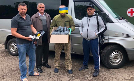 Рафалівські волонтери комплектують аптечки для українських захисників