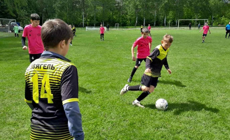 Юні зірки футболу Звягеля: команди Ю-12 та Ю-14 здобули перемоги у чемпіонаті області