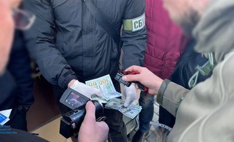 Вимагав хабар за оформлення гуманітарки для захисників: на Одещині затримали інспектора митниці