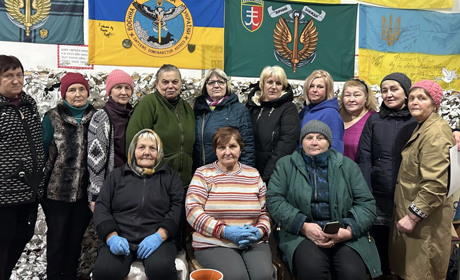 Зв’язані спільною справою: як рукодільниці-волонтерки із Сарн плетуть маскувальні сітки