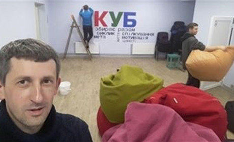 У молодіжному центрі «КУБ» у Корюківці почистили пуфи, розписали стіну і робитимуть лакові панелі 