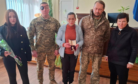 У Студениках мамі Героя Дмитра Ларичева вручили другий посмертний орден сина "За мужність"