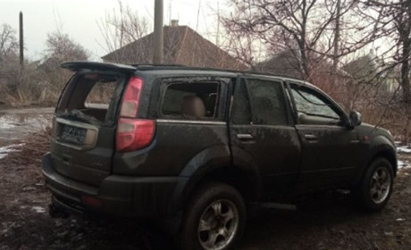 В окупованому Лисичанську невідомий дрон влучив в автівку з людьми. Є постраждалі