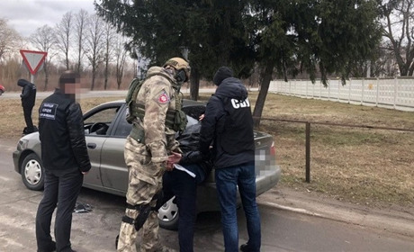 СБУ затримала у Новограді організоване угруповання, яке вимагало у громадян гроші