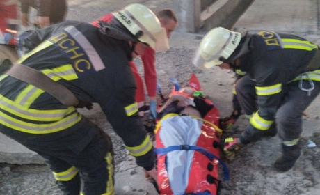 У Переяславі дівчина впала з 9 на 7 поверх: вона ввечері "гуляла" в одній з недобудов міста ВІДЕО