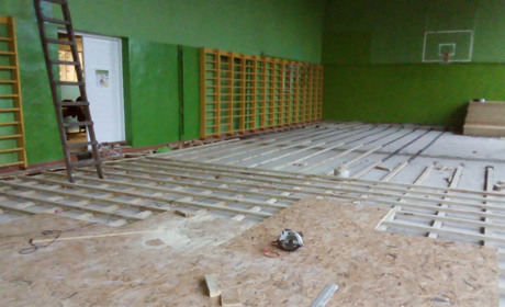 У Білопільській дитячо-юнацькій спортивній школі ремонтують підлогу