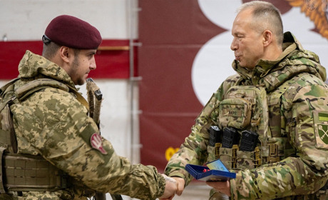 Сирський нагородив старшого солдата зі Старокостянтинова почесним нагрудним знаком