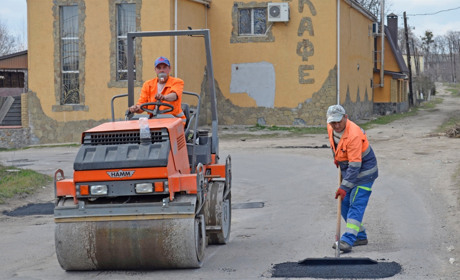 В масках і распіраторах: у Жмеринці триває поточний ремонт доріг