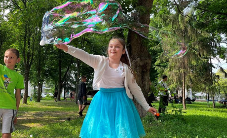 У Переяславі для малечі влаштували святкову зустріч літа та збирали гроші для війська: як це було