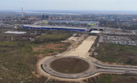 Що знаходиться на дахах колишнього ХБК та як виглядає мостоперехід: відео Херсона з висоти