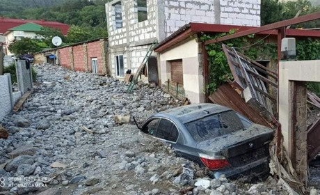 Камені з неба: село під Ялтою засипало сміттям і камінням після опадів. Дивимось фото