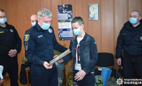 Покровські поліцейські відзначили підлітків, які допомогли затримати злочинця