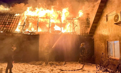 Згорів дах і майно: у Сарнах зайнялась будівля