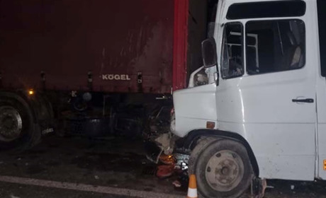 У селищі Заводському на Чортківщині маршрутний автобус в’їхав у вантажівку